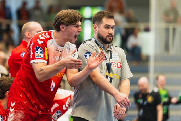 Felix Goettler TuSEM Essen, 04 cheers on his team screaming next to Kenji Hoevels TuSEM Essen, Coach TuSEM Essen vs HC Elbflorenz Dresden, Handball, 2 HBL, Matchday 29, Season 2025 26, 26 04 2026, TuSEM Essen vs HC Elbflorenz Dresden, Handball, 2 HBL, Matchday 29, Season 2025 26, 26 04 2026 Essen Copyright: xEibner-Pressefoto LukasxBaldygax EP_LBA