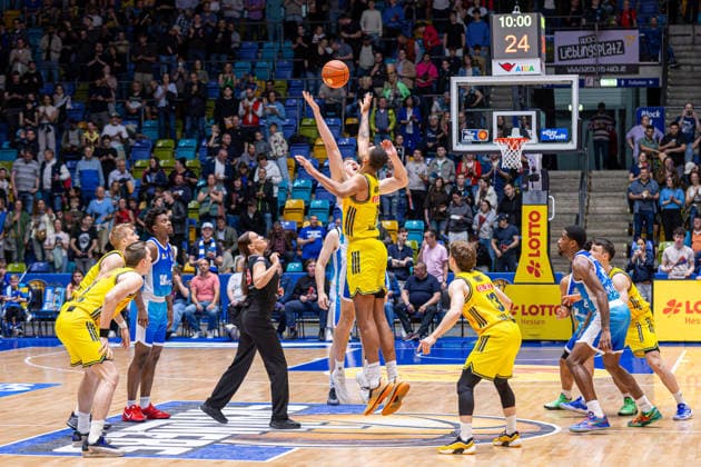Basketball Bundesliga BBL, Frankfurt Skyliners vs ALBA Berlin, Süwag Energie Arena Frankfurt am Main 26 04 2026 Basketball Bundesliga BBL, Frankfurt am Main, Germany 26 04 2026 The players of both teams at the Tip Off, Basketball Bundesliga BBL, Match of Frankfurt Skyliners vs ALBA Berlin, Süwag Energie Arena Frankfurt am Main Copyright: xBEAUTIFULxSPORTS Freudensteinx