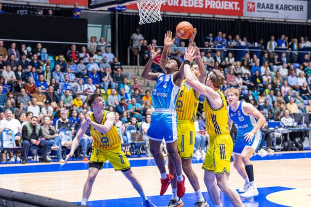 Basketball Bundesliga BBL, Frankfurt Skyliners vs ALBA Berlin, Süwag Energie Arena Frankfurt am Main 26 04 2026 Basketball Bundesliga BBL, Frankfurt am Main, Germany 26 04 2026 Nahiem Alleyne Frankfurt Skyliners, 4 on the ball against the players of ALBA Berlin, Basketball Bundesliga BBL, Match of Frankfurt Skyliners vs ALBA Berlin, Süwag Energie Arena Frankfurt am Main Copyright: xBEAUTIFULxSPORTS Freudensteinx