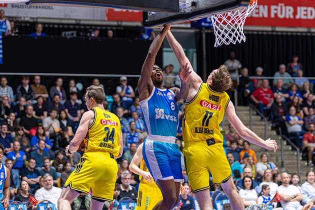 Basketball Bundesliga BBL, Frankfurt Skyliners vs ALBA Berlin, Süwag Energie Arena Frankfurt am Main 26 04 2026 Basketball Bundesliga BBL, Frankfurt am Main, Germany 26 04 2026 William Christmas Frankfurt Skyliners, 8 at the dunk against Moses Wood ALBA BERLIN, 11 and Justin Bean ALBA BERLIN, 34 , Basketball Bundesliga BBL, Game of Frankfurt Skyliners vs ALBA Berlin, Süwag Energie Arena Frankfurt am Main Copyright: xBEAUTIFULxSPORTS Freudensteinx