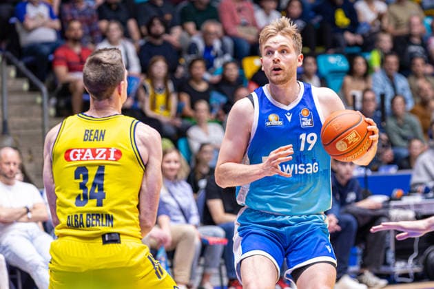 Basketball Bundesliga BBL, Frankfurt Skyliners vs ALBA Berlin, Süwag Energie Arena Frankfurt am Main 26 04 2026 Basketball Bundesliga BBL, Frankfurt am Main, Germany 26 04 2026 Till Pape Frankfurt Skyliners, 19 on the ball against Justin Bean ALBA BERLIN, 34 , Basketball Bundesliga BBL, Game of Frankfurt Skyliners vs ALBA Berlin, Süwag Energie Arena Frankfurt am Main Copyright: xBEAUTIFULxSPORTS Freudensteinx