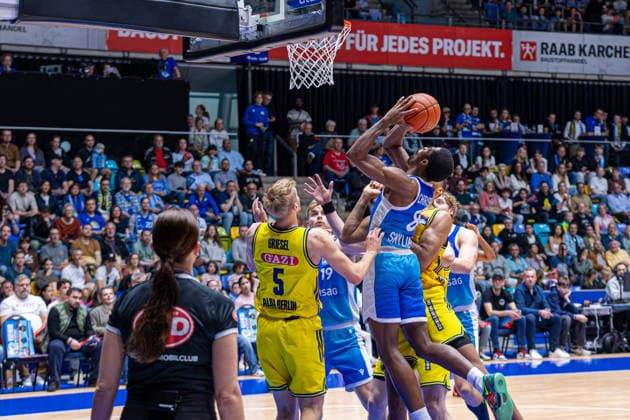 Basketball Bundesliga BBL, Frankfurt Skyliners vs ALBA Berlin, Süwag Energie Arena Frankfurt am Main 26 04 2026 Basketball Bundesliga BBL, Frankfurt am Main, Germany 26 04 2026 William Christmas Frankfurt Skyliners, 8 on the ball against Sam Griesel ALBA BERLIN, 5 , Basketball Bundesliga BBL, Game of Frankfurt Skyliners vs ALBA Berlin, Süwag Energie Arena Frankfurt am Main Copyright: xBEAUTIFULxSPORTS Freudensteinx