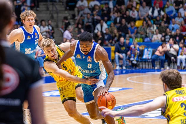 Basketball Bundesliga BBL, Frankfurt Skyliners vs ALBA Berlin, Süwag Energie Arena Frankfurt am Main 26 04 2026 Basketball Bundesliga BBL, Frankfurt am Main, Germany 26 04 2026 William Christmas Frankfurt Skyliners, 8 on the ball against Sam Griesel ALBA BERLIN, 5 , Basketball Bundesliga BBL, Game of Frankfurt Skyliners vs ALBA Berlin, Süwag Energie Arena Frankfurt am Main Copyright: xBEAUTIFULxSPORTS Freudensteinx