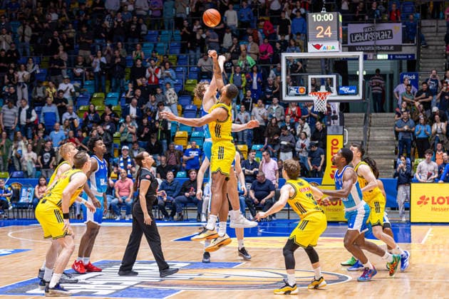 Basketball Bundesliga BBL, Frankfurt Skyliners vs ALBA Berlin, Süwag Energie Arena Frankfurt am Main 26 04 2026 Basketball Bundesliga BBL, Frankfurt am Main, Germany 26 04 2026 Tip Off, Basketball Bundesliga BBL, Match of Frankfurt Skyliners vs ALBA Berlin, Süwag Energie Arena Frankfurt am Main Copyright: xBEAUTIFULxSPORTS Freudensteinx
