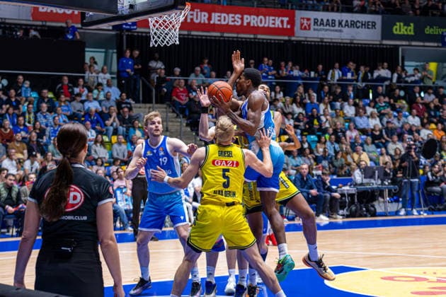 Basketball Bundesliga BBL, Frankfurt Skyliners vs ALBA Berlin, Süwag Energie Arena Frankfurt am Main 26 04 2026 Basketball Bundesliga BBL, Frankfurt am Main, Germany 26 04 2026 William Christmas Frankfurt Skyliners, 8 on the ball against Sam Griesel ALBA BERLIN, 5 , Basketball Bundesliga BBL, Game of Frankfurt Skyliners vs ALBA Berlin, Süwag Energie Arena Frankfurt am Main Copyright: xBEAUTIFULxSPORTS Freudensteinx