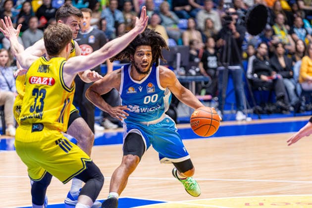 Sport Bilder des Tages Basketball Bundesliga BBL, Frankfurt Skyliners vs. ALBA Berlin, Süwag Energie Arena Frankfurt am Main; 26.04.2026 Basketball Bundesliga BBL, Frankfurt am Main, Germany - 26.04.2026: Tyger Campbell (Frankfurt Skyliners, 00) am Ball gegen Bennet Hundt (ALBA BERLIN, 33), Basketball Bundesliga BBL, Spiel der Frankfurt Skyliners vs. ALBA Berlin, Süwag Energie Arena Frankfurt am Main *** Basketball Bundesliga BBL, Frankfurt Skyliners vs ALBA Berlin, Süwag Energie Arena Frankfurt am Main 26 04 2026 Basketball Bundesliga BBL, Frankfurt am Main, Germany 26 04 2026 Tyger Campbell Frankfurt Skyliners, 00 on the ball against Bennet Hundt ALBA BERLIN, 33 , Basketball Bundesliga BBL, Match of Frankfurt Skyliners vs ALBA Berlin, Süwag Energie Arena Frankfurt am Main Copyright: xBEAUTIFULxSPORTS Freudensteinx