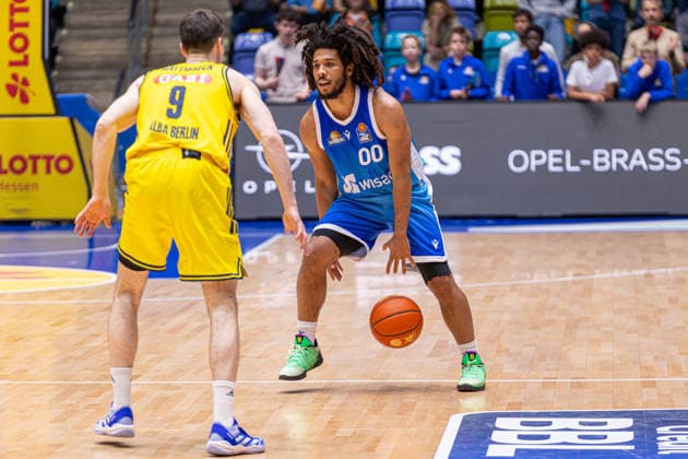 Basketball Bundesliga BBL, Frankfurt Skyliners vs ALBA Berlin, Süwag Energie Arena Frankfurt am Main 26 04 2026 Basketball Bundesliga BBL, Frankfurt am Main, Germany 26 04 2026 Tyger Campbell Frankfurt Skyliners, 00 on the ball against Jonas Mattisseck ALBA BERLIN, 9 Basketball Bundesliga BBL, Match of Frankfurt Skyliners vs ALBA Berlin, Süwag Energie Arena Frankfurt am Main Copyright: xBEAUTIFULxSPORTS Freudensteinx