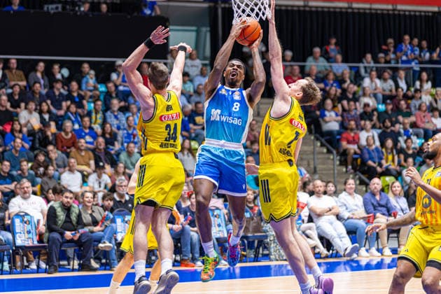 Basketball Bundesliga BBL, Frankfurt Skyliners vs ALBA Berlin, Süwag Energie Arena Frankfurt am Main 26 04 2026 Basketball Bundesliga BBL, Frankfurt am Main, Germany 26 04 2026 William Christmas Frankfurt Skyliners, 8 vs Justin Bean ALBA BERLIN, 34 and Moses Wood ALBA BERLIN, 11 at the Dunk, Basketball Bundesliga BBL, Game of Frankfurt Skyliners vs ALBA Berlin, Süwag Energie Arena Frankfurt am Main Copyright: xBEAUTIFULxSPORTS Freudensteinx