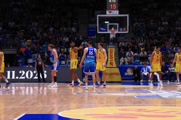 Norris Agbakoko 17 Alba Berlin and Malte Delow 6 Alba Berlin stand on the pitch in the Süwag Arena Match scene with Norris Agbakoko 17 Alba Berlin and Malte Delow 6 Alba Berlin Copyright: xspeedshotx