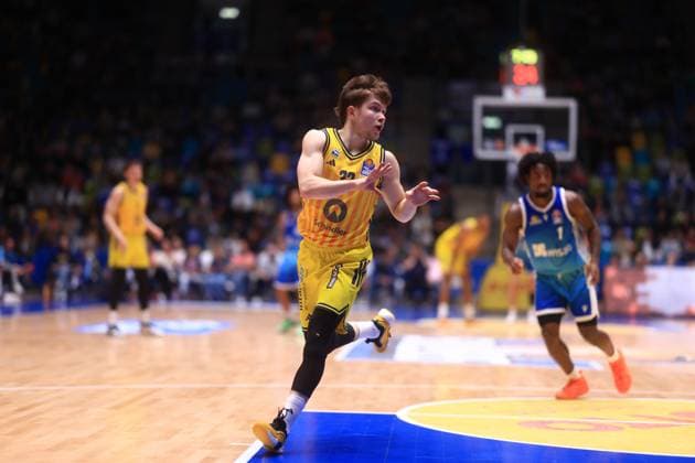 Bennet Hundt 33 Alba Berlin with ball in fast attack while Isaiah Swope 1 Frankfurt Skyliners defends in the Süwag Arena Fast attack with Bennet Hundt 33 Alba Berlin and Isaiah Swope 1 Frankfurt Skyliners Copyright: xspeedshotx