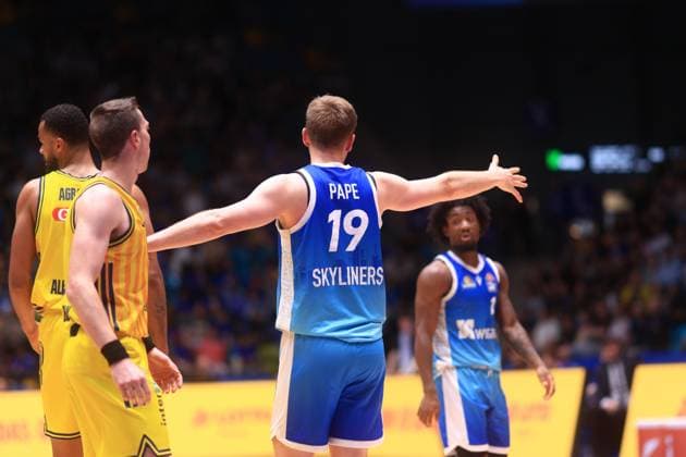 Till Pape 19 Frankfurt Skyliners with outstretched arms, while Norris Agbakoko 17 Alba Berlin and Anton Nufer 20 Alba Berlin defend Game scene with Till Pape 19 Frankfurt Skyliners and Norris Agbakoko 17 Alba Berlin Copyright: xspeedshotx