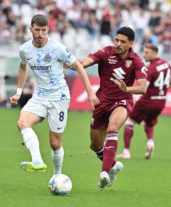 April 26, 2026, Turin, Italy: Torino s Saul Coco (R) and Inter s Petar Sucic in action during the italian Serie A soccer match Torino FC vs Inter FC at the Olimpico Grande Torino Stadium in Turin, Italy, 26 April 2026 ANSA ALESSANDRO DI MARCO. Serie A: Torino FC Vs Inter FC  - ZUMAa110 20260426_zaf_a110_023 Copyright: xAlessandroxDixMarcox