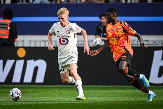 April 26, 2026, Paris, France, France: Hakon ARNAR HARALDSSON of Lille and Alimami GORY of Paris FC during the Ligue 1 match between Paris FC and Lille OSC (LOSC) at Jean-Bouin Stadium on April 26, 2026 in Paris, France. Paris FC V Lille OSC - Ligue 1  - ZUMAm308 20260426_zsp_m308_007 Copyright: xMatthieuxMirvillex