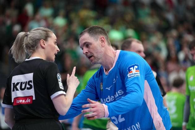 HSG Wetzlar v Bergischer HC - DAIKIN Handball-Bundesliga Andreas Palicka ( 52 Wetzlar ) and Referee during the Daikin Handball-Bundesliga match between HSG Wetzlar and Bergischer HC at Buderus Arena Wetzlar. Wetzlar Wetzlar, Germany, April 26nd 202 GERMANY Copyright: xJuliaxKneisslx xSPPx Sportspressphoto_SPR136975
