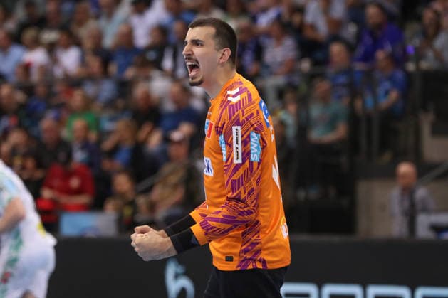 26 04 2026, xgox, Handball Daikin HBL TVB Stuttgart SC Magdeburg emspor, v l Matej Mandic Magdeburg, 12 cheers over held ball, defended, held, Torhueter Stuttgart