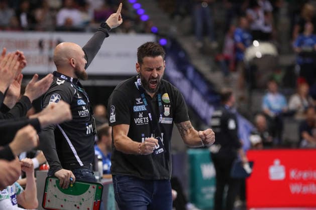 26 04 2026, xgox, Handball Daikin HBL TVB Stuttgart SC Magdeburg emspor, v l Bennet Wiegert Magdeburg, coach jubilation, goal celebration, jubelt über das Tor, celebrate the goal, celebration Stuttgart