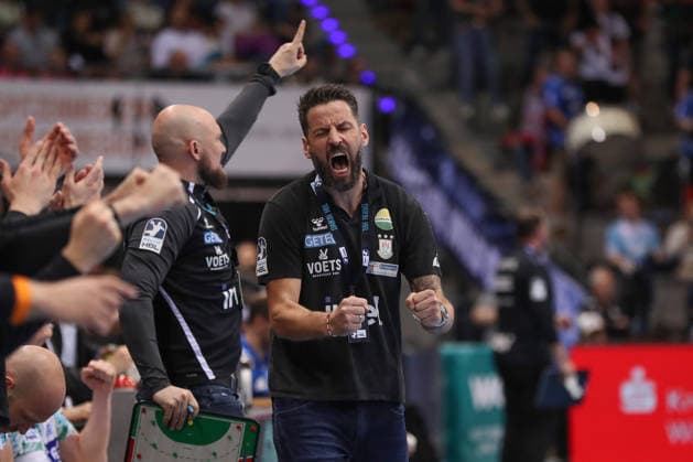 Sport Bilder des Tages 26.04.2026, xgox, Handball - Daikin HBL TVB Stuttgart - SC Magdeburg emspor, v.l. Bennet Wiegert (Magdeburg, Trainer) Jubel, Torjubel, jubelt ueber das Tor, celebrate the goal, celebration Stuttgart *** 26 04 2026, xgox, Handball Daikin HBL TVB Stuttgart SC Magdeburg emspor, v l Bennet Wiegert Magdeburg, coach jubilation, goal celebration, jubelt über das Tor, celebrate the goal, celebration Stuttgart
