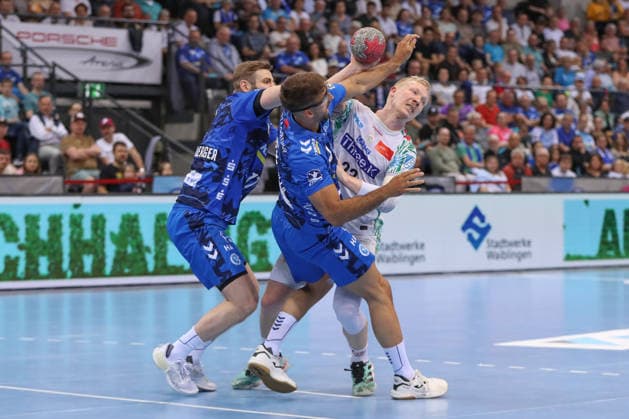 26 04 2026, xgox, Handball Daikin HBL TVB Stuttgart SC Magdeburg emspor, v l Samuel Roethlisberger Röthlisberger, Stuttgart, 17 , Antonio Seradilla Stuttgart, 5 , Magnus Saugstrup Magdeburg, 23 duel, duel, fight, tackle Stuttgart