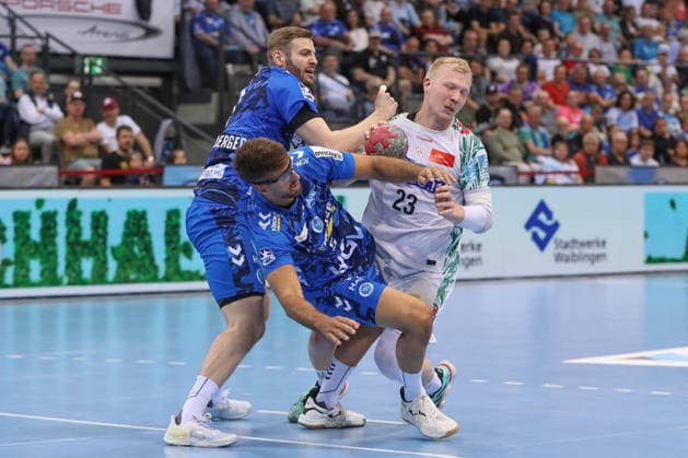 26 04 2026, xgox, Handball Daikin HBL TVB Stuttgart SC Magdeburg emspor, v l Samuel Roethlisberger Röthlisberger, Stuttgart, 17 , Antonio Seradilla Stuttgart, 5 , Magnus Saugstrup Magdeburg, 23 duel, duel, fight, tackle Stuttgart