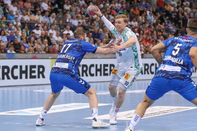 26 04 2026, xgox, Handball Daikin HBL TVB Stuttgart SC Magdeburg emspor, v l Samuel Roethlisberger Röthlisberger, Stuttgart, 17 , Gisli Thorgeir Kristjansson Magdeburg, 10 duel, duel, fight, tackle Stuttgart
