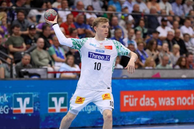 26 04 2026, xgox, Handball Daikin HBL TVB Stuttgart SC Magdeburg emspor, v l Gisli Thorgeir Kristjansson Magdeburg, 10 am Ball, plays the ball Stuttgart