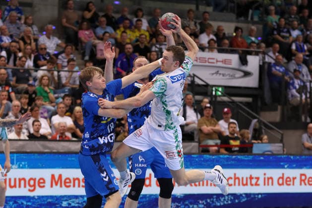 26 04 2026, xgox, Handball Daikin HBL TVB Stuttgart SC Magdeburg emspor, v l Linus Schmid Stuttgart, 18 , Felix Claar Magdeburg, 7 duel, fight, tackle Stuttgart