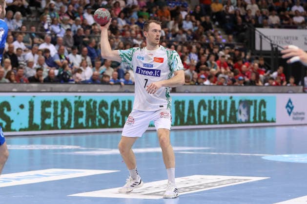26 04 2026, xgox, Handball Daikin HBL TVB Stuttgart SC Magdeburg emspor, v l Felix Claar Magdeburg, 7 am Ball, plays the ball Stuttgart