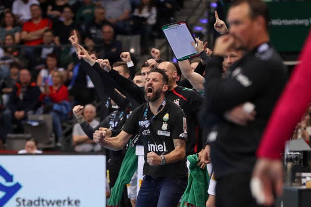 26 04 2026, xgox, Handball Daikin HBL TVB Stuttgart SC Magdeburg emspor, v l Bennet Wiegert Magdeburg, coach jubilation, goal celebration, jubelt über das Tor, celebrate the goal, celebration Stuttgart