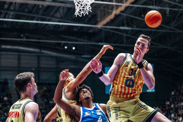 Nahiem Alleyne Skyliners Frankfurt, 04 , Justin Bean Alba Berlin, 34 GER, Skyliners Frankfurt vs Alba Berlin, easycredit BBL, Bundesliga, 31 Matchday, Season 2025 2026 26 04 2026 Eibner Pressefoto Attila Ziga GER, Skyliners Frankfurt vs Alba Berlin, easycredit BBL, Bundesliga, 31 Matchday, Season 2025 2026 26 04 2026 Frankfurt am Main Copyright: xEibner-Pressefotox EP_AZA