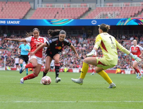 Football - 2025 2026 UEFA Women™s Champions League - Semi-Final, First Leg: Arsenal vs. OL Lyonnes - Emirates Stadium - Sunday 26th April 2026 Olivia Smith of Arsenal challenges Ingrid Engen and goalkeeper, Christiane Ender which resulted in Arsenal™s winning goal 