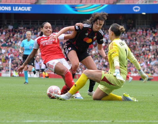 Football - 2025 2026 UEFA Women™s Champions League - Semi-Final, First Leg: Arsenal vs. OL Lyonnes - Emirates Stadium - Sunday 26th April 2026 Olivia Smith of Arsenal challenges Ingrid Engen and goalkeeper, Christiane Ender which resulted in Arsenal™s winning goal 