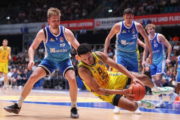 Frankfurt Skyliners ALBA Berlin, easyCredit BBL Michael Rataj Alba Berlin, 21 saves the ball from Till Pape Skyliners, 19 In the background Ryan Hawkins Skyliners, 33 and Jacob Holt Skyliners, 10 Game of the easyCredit BBL between Frankfurt Skyliners and ALBA Berlin on April 26, 2026 at Süwag Energie ARENA in Frankfurt am Main , Frankfurt am Main Hessen Germany Süwag Energie ARENA