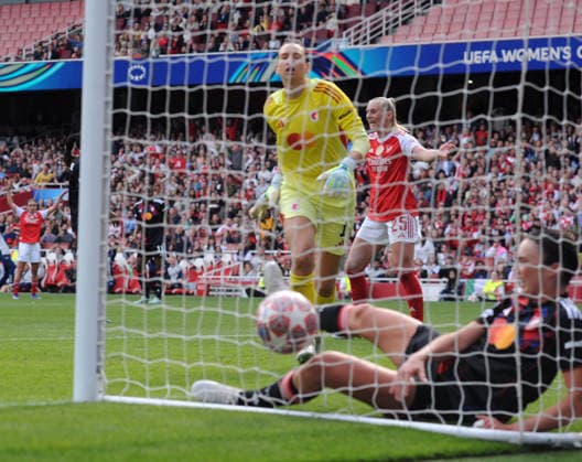 Football - 2025 2026 UEFA Women™s Champions League - Semi-Final, First Leg: Arsenal vs. OL Lyonnes - Emirates Stadium - Sunday 26th April 2026 Stina Blackstenius of Arsenal misses the ball, put put off Lyon goalkeeper enough too see the ball bobble into the net for Arsenal™s equalising goal 