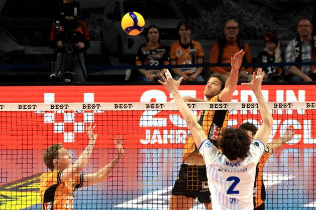 Sport Bilder des Tages DEU, DVV, 1.VBL, BR Volleys vs. Friedrichshafen, 26.04.2026, Max-Schmeling-Halle, Berlin, DEU, DVV, 1.VBL, BR Volleys vs. Friedrichshafen, im Bild Matthew Knigge (BR Volleys 2), Gustavo Maciel (Friedrichshafen 2) *** DEU, DVV, 1 VBL, BR Volleys vs Friedrichshafen, 26 04 2026, Max Schmeling Halle, Berlin, DEU, DVV, 1 VBL, BR Volleys vs Friedrichshafen, in the picture Matthew Knigge BR Volleys 2 , Gustavo Maciel Friedrichshafen 2 nordphotoxGmbHx xEngler nph00076
