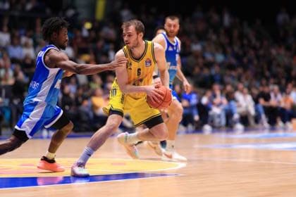 94 6 with ball while Radii Caisin 16 Frankfurt Skyliners defends in the Süwag Arena Dribbling of Malte Delow 6 Alba Berlin against Radii Caisin 16 Frankfurt Skyliners Copyright: xspeedshotx