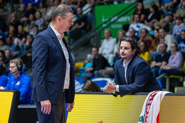 Basketball Bundesliga BBL, Frankfurt Skyliners vs ALBA Berlin, Süwag Energie Arena Frankfurt am Main 26 04 2026 Basketball Bundesliga BBL, Frankfurt am Main, Germany 26 04 2026 Klaus Perwas Headcoach Frankfurt Skyliners and Sepehr Tarrah Assistant Coach Frankfurt Skyliners in conversation, Basketball Bundesliga BBL, Match of Frankfurt Skyliners vs ALBA Berlin, Süwag Energie Arena Frankfurt am Main Copyright: xBEAUTIFULxSPORTS Freudensteinx