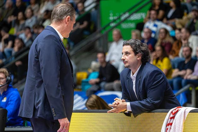 Basketball Bundesliga BBL, Frankfurt Skyliners vs ALBA Berlin, Süwag Energie Arena Frankfurt am Main 26 04 2026 Basketball Bundesliga BBL, Frankfurt am Main, Germany 26 04 2026 Klaus Perwas Headcoach Frankfurt Skyliners with Sepehr Tarrah Assistant Coach Frankfurt Skyliners in conversation, Basketball Bundesliga BBL, Match of Frankfurt Skyliners vs ALBA Berlin, Süwag Energie Arena Frankfurt am Main Copyright: xBEAUTIFULxSPORTS Freudensteinx