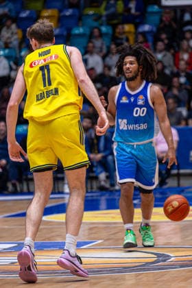 Basketball Bundesliga BBL, Frankfurt Skyliners vs ALBA Berlin, Süwag Energie Arena Frankfurt am Main 26 04 2026 Basketball Bundesliga BBL, Frankfurt am Main, Germany 26 04 2026 Tyger Campbell Frankfurt Skyliners, 00 on the ball against Moses Wood ALBA BERLIN, 11 , Basketball Bundesliga BBL, Game of Frankfurt Skyliners vs ALBA Berlin, Süwag Energie Arena Frankfurt am Main Copyright: xBEAUTIFULxSPORTS Freudensteinx