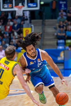 Basketball Bundesliga BBL, Frankfurt Skyliners vs ALBA Berlin, Süwag Energie Arena Frankfurt am Main 26 04 2026 Basketball Bundesliga BBL, Frankfurt am Main, Germany 26 04 2026 Tyger Campbell Frankfurt Skyliners, 00 on the ball against Moses Wood ALBA BERLIN, 11 , Basketball Bundesliga BBL, Game of Frankfurt Skyliners vs ALBA Berlin, Süwag Energie Arena Frankfurt am Main Copyright: xBEAUTIFULxSPORTS Freudensteinx