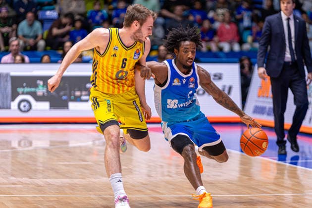 Basketball Bundesliga BBL, Frankfurt Skyliners vs ALBA Berlin, Süwag Energie Arena Frankfurt am Main 26 04 2026 Basketball Bundesliga BBL, Frankfurt am Main, Germany 26 04 2026 Isaiah Swope Frankfurt Skyliners, 1 on the ball against Malte Delow ALBA BERLIN, 6 , Basketball Bundesliga BBL, Game of Frankfurt Skyliners vs ALBA Berlin, Süwag Energie Arena Frankfurt am Main Copyright: xBEAUTIFULxSPORTS Freudensteinx