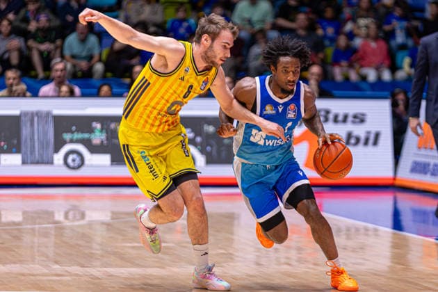 Basketball Bundesliga BBL, Frankfurt Skyliners vs ALBA Berlin, Süwag Energie Arena Frankfurt am Main 26 04 2026 Basketball Bundesliga BBL, Frankfurt am Main, Germany 26 04 2026 Isaiah Swope Frankfurt Skyliners, 1 on the ball against Malte Delow ALBA BERLIN, 6 , Basketball Bundesliga BBL, Game of Frankfurt Skyliners vs ALBA Berlin, Süwag Energie Arena Frankfurt am Main Copyright: xBEAUTIFULxSPORTS Freudensteinx