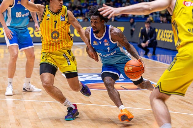Basketball Bundesliga BBL, Frankfurt Skyliners vs ALBA Berlin, Süwag Energie Arena Frankfurt am Main 26 04 2026 Basketball Bundesliga BBL, Frankfurt am Main, Germany 26 04 2026 Isaiah Swope Frankfurt Skyliners, 1 on the ball against Jack Kayil ALBA BERLIN, 7 , Basketball Bundesliga BBL, Game of Frankfurt Skyliners vs ALBA Berlin, Süwag Energie Arena Frankfurt am Main Copyright: xBEAUTIFULxSPORTS Freudensteinx