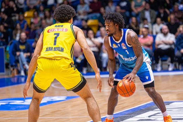 Basketball Bundesliga BBL, Frankfurt Skyliners vs ALBA Berlin, Süwag Energie Arena Frankfurt am Main 26 04 2026 Basketball Bundesliga BBL, Frankfurt am Main, Germany 26 04 2026 Isaiah Swope Frankfurt Skyliners, 1 on the ball against Jack Kayil ALBA BERLIN, 7 , Basketball Bundesliga BBL, Game of Frankfurt Skyliners vs ALBA Berlin, Süwag Energie Arena Frankfurt am Main Copyright: xBEAUTIFULxSPORTS Freudensteinx