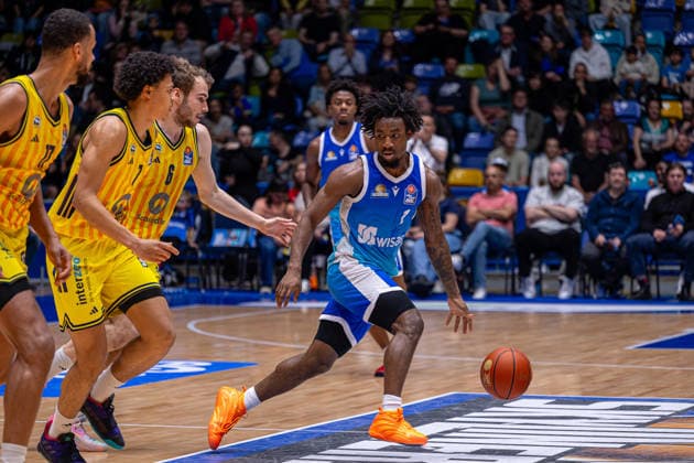 Basketball Bundesliga BBL, Frankfurt Skyliners vs. ALBA Berlin, Süwag Energie Arena Frankfurt am Main 26 04 2026 Basketball Bundesliga BBL, Frankfurt am Main, Germany 26 04 2026 Isaiah Swope Frankfurt Skyliners, 1 prevails against players of ALBA Berlin, Basketball Bundesliga BBL, Game of Frankfurt Skyliners vs. ALBA Berlin, Süwag Energie Arena Frankfurt am Main Copyright: xBEAUTIFULxSPORTS Freudensteinx