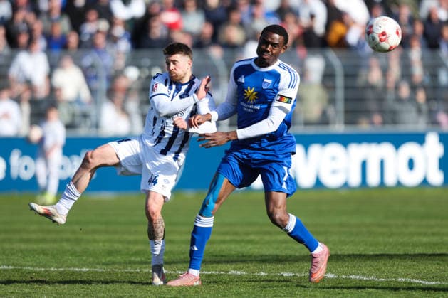 Sport Bilder des Tages 26.04.2026, Fussball, Herren, Regionalliga Nord, 31. Spieltag, BSV Kickers Emden - VfB Oldenburg Nico Knystock (44 VfB Oldenburg) im Zweikampf mit Ayukayoh Mengot (blau 7 BSV Kickers Emden) *** 26 04 2026, Soccer, Men, Regionalliga Nord, Matchday 31, BSV Kickers Emden VfB Oldenburg Nico Knystock 44 VfB Oldenburg in a duel with Ayukayoh Mengot blue 7 BSV Kickers Emden