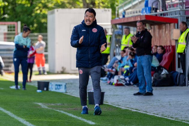 Crop, Portrait, Emotion, Gesture, Gesture, Clapping Takashi Yamashita 1 FSV Mainz 05, Head Coach , GER, 1 FSV Mainz 05 vs VfL Bochum, Football, 2 Women Bundesliga, Matchday 23, Season 2025 2026, 26 04 2026, DFB REGULATES PROHIBIT ANY USE OF PHOTOGRAPHS AS IMAGE SEQUENCES AND OR QUASI VIDEO, GER, 1 FSV Mainz 05 vs VfL Bochum, Football, 2 Womens Bundesliga, Matchday 23, Season 2025 2026, 26 04 2026 Mainz Copyright: xEibner-Pressefoto Jan-NiclasxGrox EP_JGG