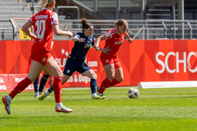 Game scene, dribbling, duel, f l Janine Angrick VfL Bochum, 06 , Johanna Berg 1 FSV Mainz 05, 09 , GER, 1 FSV Mainz 05 vs VfL Bochum, Football, 2 Womens Bundesliga, Matchday 23, Season 2025 2026, 26 04 2026, DFB REGULATES PROHIBIT ANY USE OF PHOTOGRAPHS AS IMAGE SEQUENCES AND OR QUASI VIDEO, GER, 1 FSV Mainz 05 vs VfL Bochum, Football, 2 Womens Bundesliga, Matchday 23, Season 2025 2026, 26 04 2026 Mainz Copyright: xEibner-Pressefoto Jan-NiclasxGrox EP_JGG