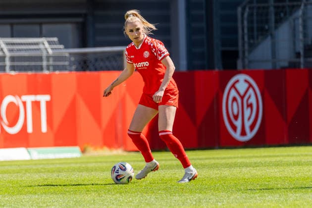 Game scene, Chiara Bouziane 1 FSV Mainz 05, 10 with ball looking for a passing position, GER, 1 FSV Mainz 05 vs VfL Bochum, Soccer, 2 Women Bundesliga, Matchday 23, Season 2025 2026, 26 04 2026, DFB REGULATIONS PROHIBIT ANY USE OF PHOTOGRAPHS AS IMAGE SEQUENCES AND OR QUASI VIDEO, GER, 1 FSV Mainz 05 vs VfL Bochum, Football, 2 Womens Bundesliga, Matchday 23, Season 2025 2026, 26 04 2026 Mainz Copyright: xEibner-Pressefoto Jan-NiclasxGrox EP_JGG