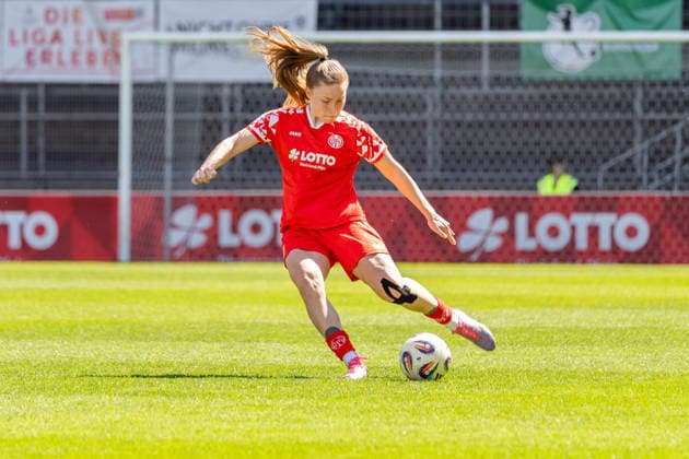 Match scene, Maja Pageler 1 FSV Mainz 05, 37 kicks a free kick, GER, 1 FSV Mainz 05 vs VfL Bochum, Football, 2 Women Bundesliga, Matchday 23, Season 2025 2026, 26 04 2026, DFB REGULATES PROHIBIT ANY USE OF PHOTOGRAPHS AS IMAGE SEQUENCES AND OR QUASI VIDEO, GER, 1 FSV Mainz 05 vs VfL Bochum, Football, 2 Womens Bundesliga, Matchday 23, Season 2025 2026, 26 04 2026 Mainz Copyright: xEibner-Pressefoto Jan-NiclasxGrox EP_JGG