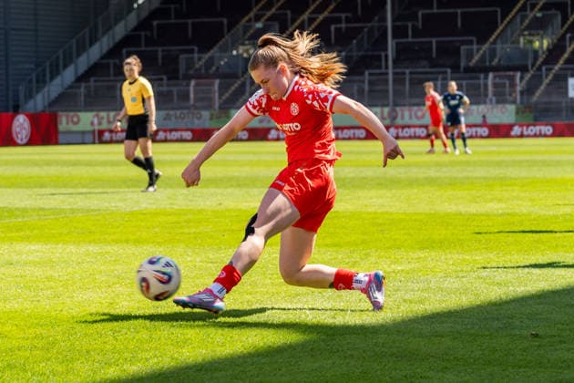 Match scene, Maja Pageler 1 FSV Mainz 05, 37 plays the ball into the opponents penalty area, GER, 1 FSV Mainz 05 vs VfL Bochum, Soccer, 2 Women Bundesliga, Matchday 23, Season 2025 2026, 26 04 2026, DFB REGULATIONS PROHIBIT ANY USE OF PHOTOGRAPHS AS IMAGE SEQUENCES AND OR QUASI VIDEO, GER, 1 FSV Mainz 05 vs VfL Bochum, Football, 2 Womens Bundesliga, Matchday 23, Season 2025 2026, 26 04 2026 Mainz Copyright: xEibner-Pressefoto Jan-NiclasxGrox EP_JGG